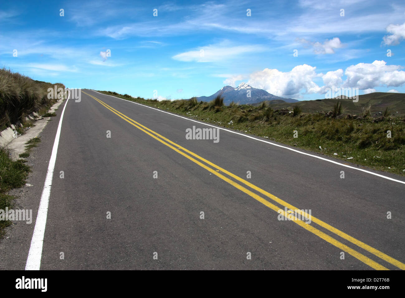 Strada in salita al cielo. Pan American highway in Ecuador Foto Stock
