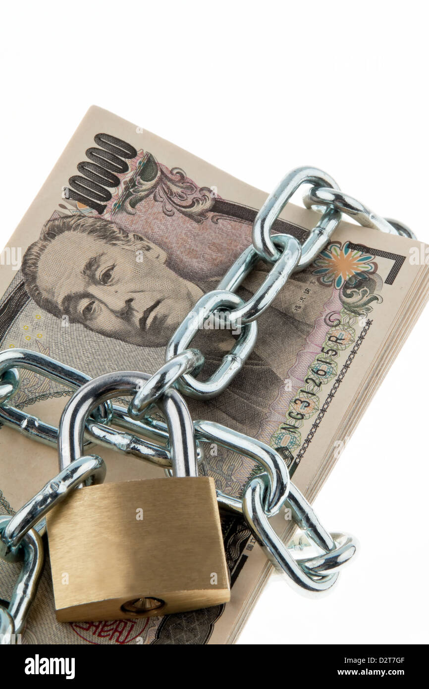 Yen giapponese note con serratura e catena. Pile di denaro per la sicurezza e degli investimenti. Foto Stock
