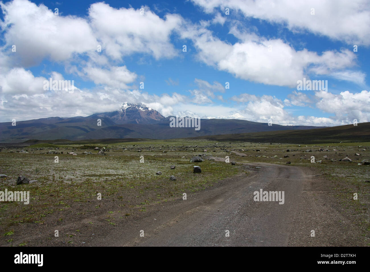 Pista sterrata in prossimità del vulcano Cotopaxi in Ecuador Foto Stock