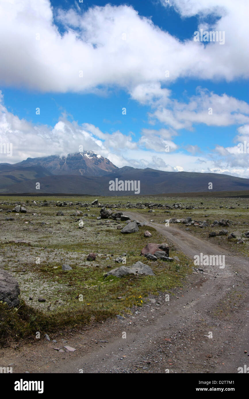 Pista sterrata in prossimità del vulcano Cotopaxi in Ecuador Foto Stock