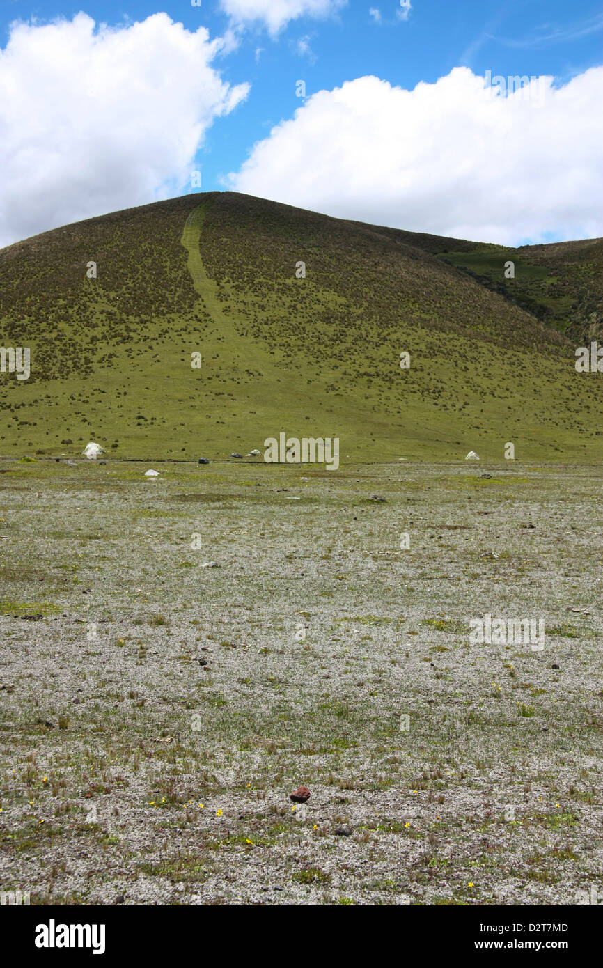 Verde collina con blu e bianco del cielo. Vicino al vulcano Cotopaxi in Ecuador Foto Stock