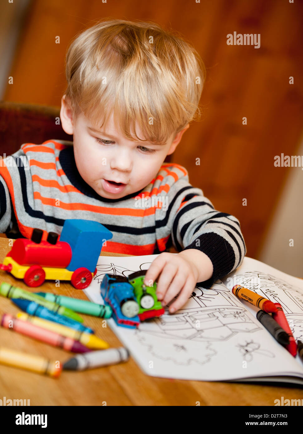 Due anni vecchio ragazzo colorazione con matite colorate Foto Stock
