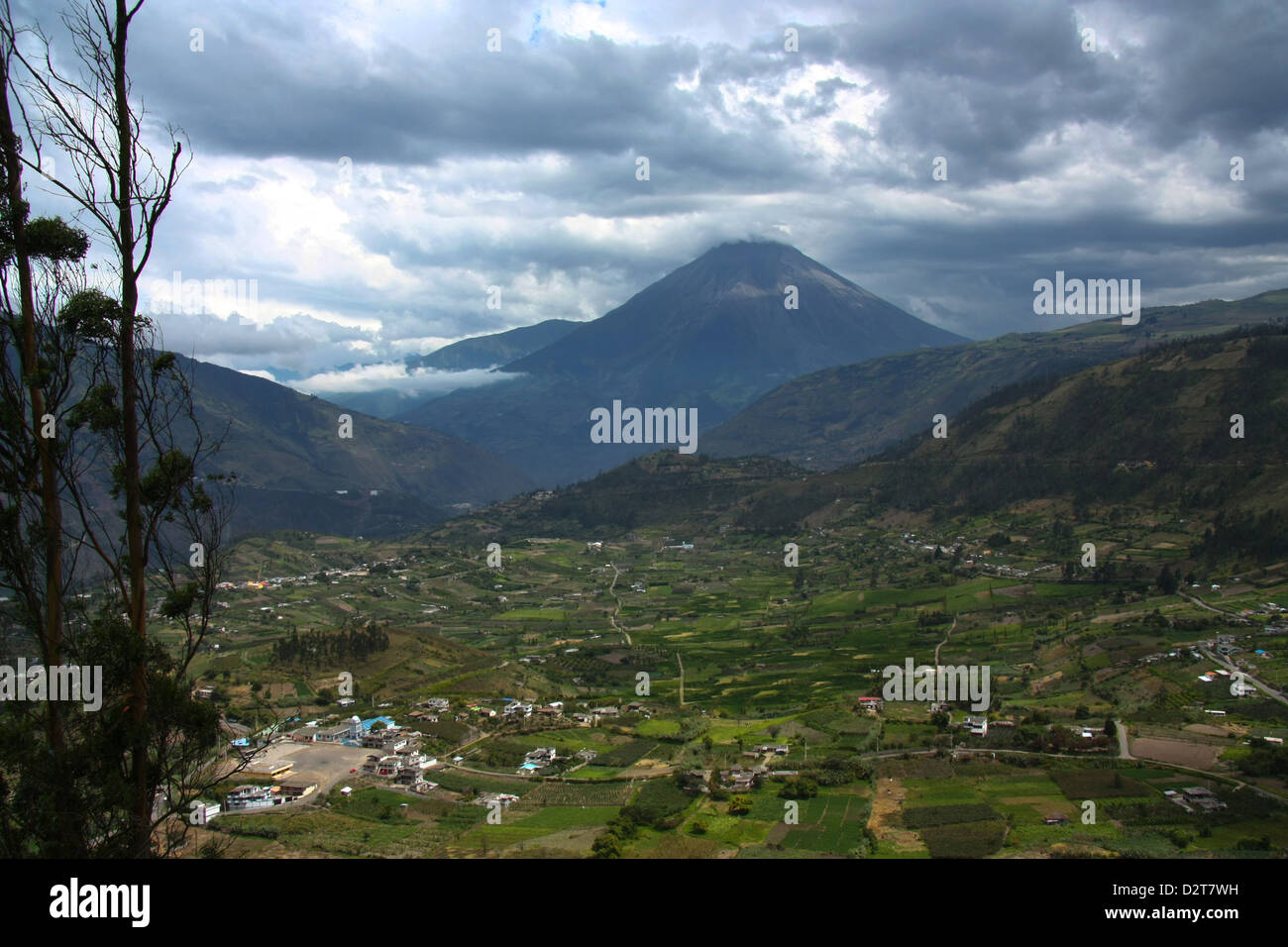 Vulcano, foreste e villaggi in Ecuador Foto Stock