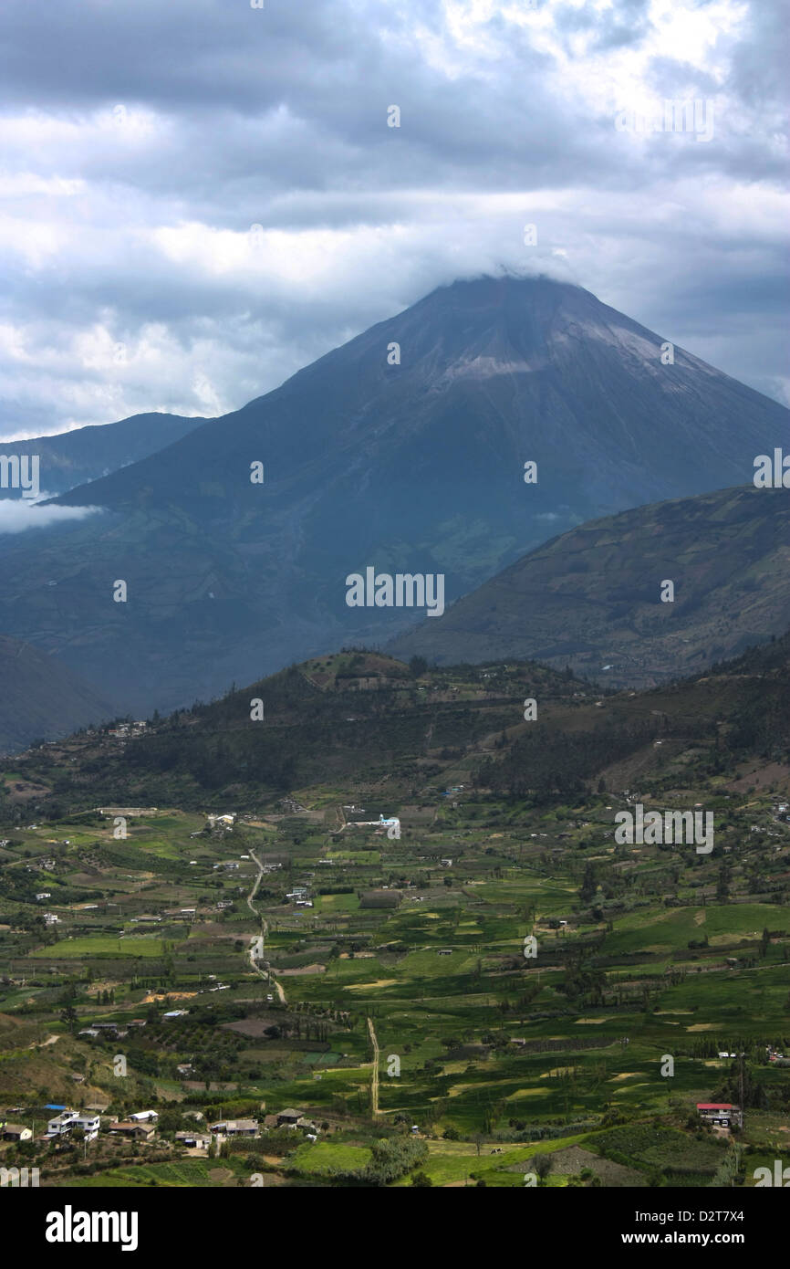 Vulcano, foreste e villaggi in Ecuador Foto Stock