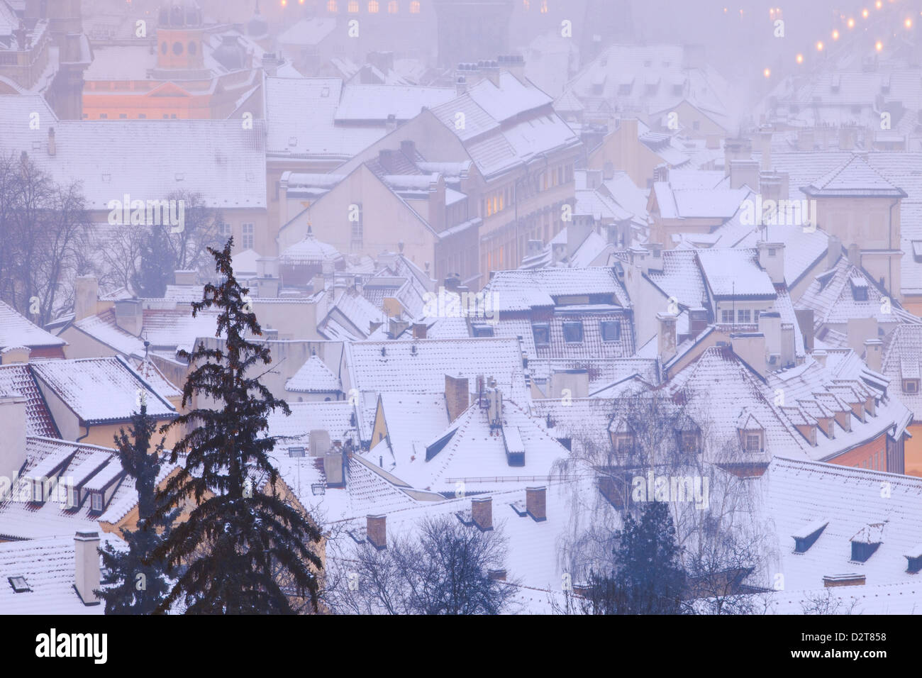 Praga - tetti innevati del Quartiere Piccolo in inverno Foto Stock