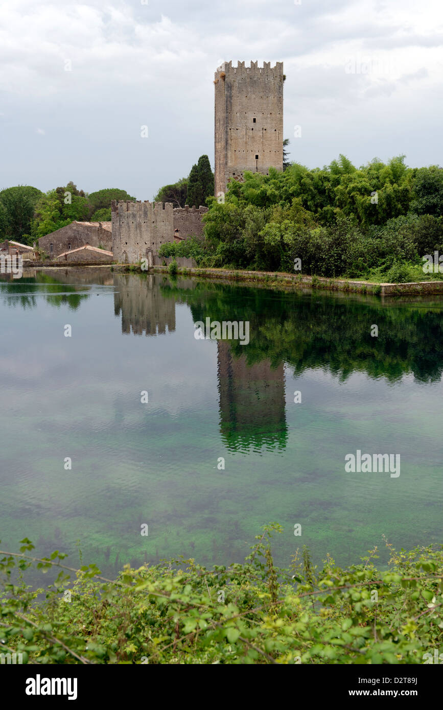 Il castello medievale di Torre del Lago e al bellissimo e romantico Giardino di Ninfa. Cisterna di Latina, Lazio, Italia Foto Stock