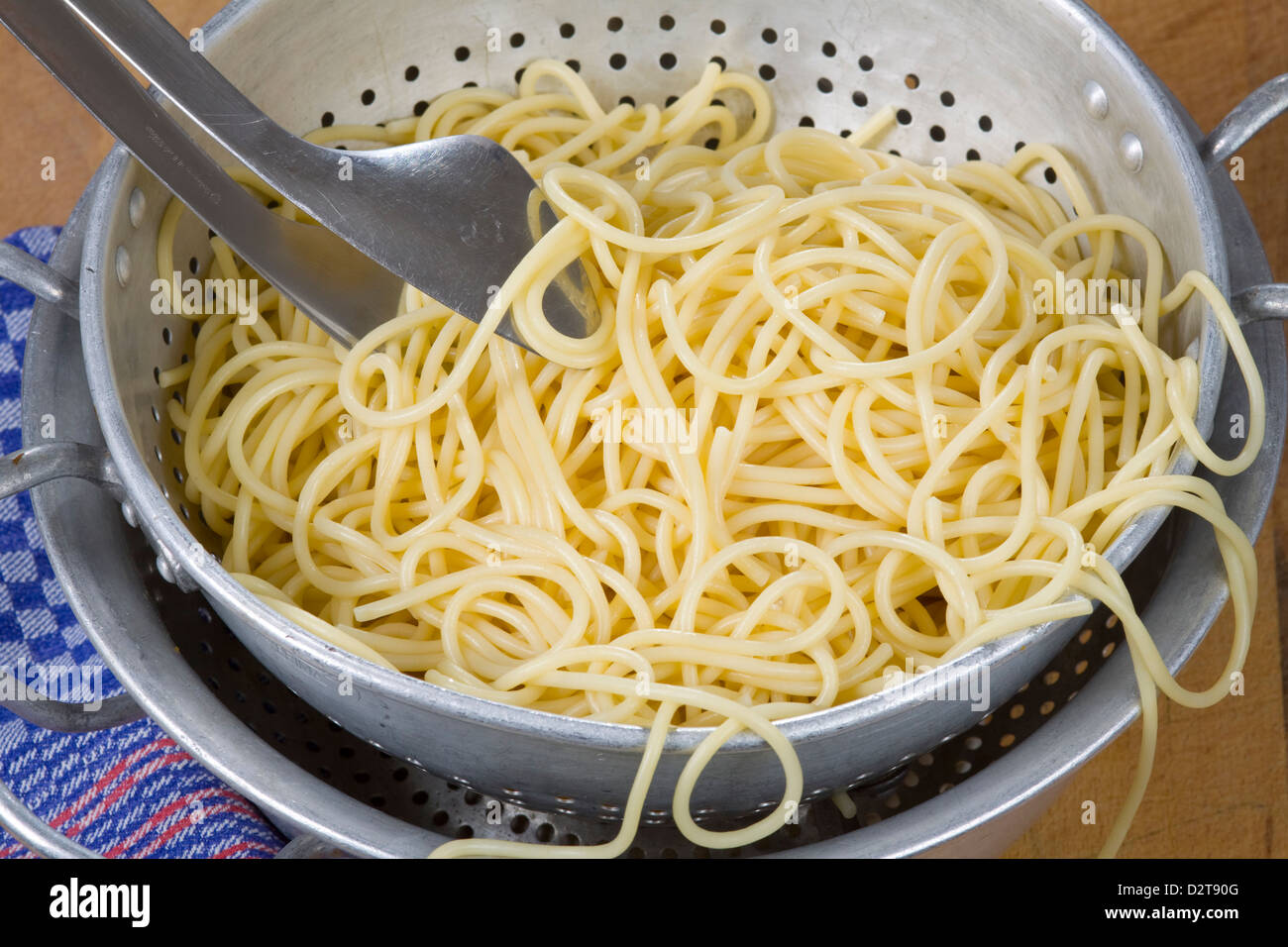 Spaghetti in una latta di gocciolamento del crivello inferiore Foto Stock