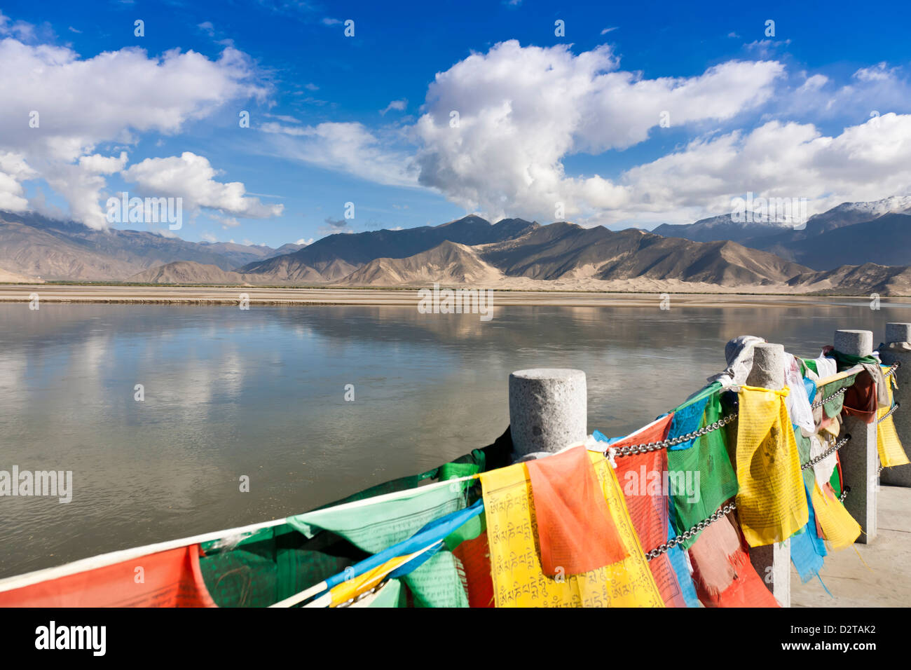 Il paesaggio di Yarlung Zangbo fiume che proviene a monte dal sud del Tibet e la valle di Yarlung Zangbo Grand Canyon, Foto Stock