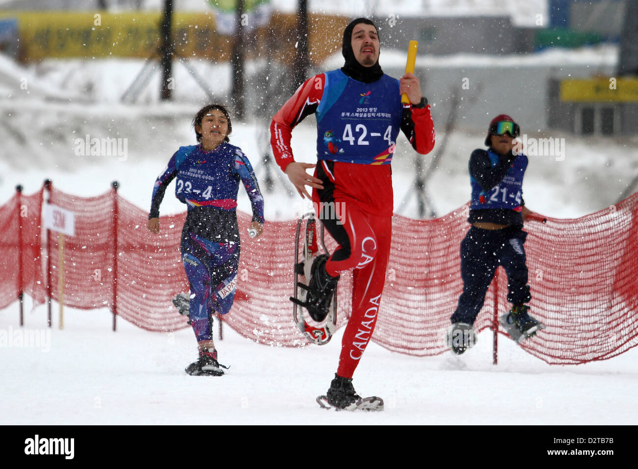 PYEONGCHANG-gun, COREA DEL SUD - 1 febbraio: atleti eseguire durante la terza giornata del 2013 Pyeongchang Olimpiadi Speciali mondo Giochi invernali di racchette in febbraio 01, 2013 in Pyeongchang-gun, Corea del Sud Foto Stock