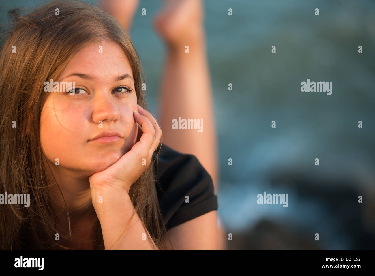 Bella bruna ragazza con i capelli lunghi che indossa abiti neri Foto Stock
