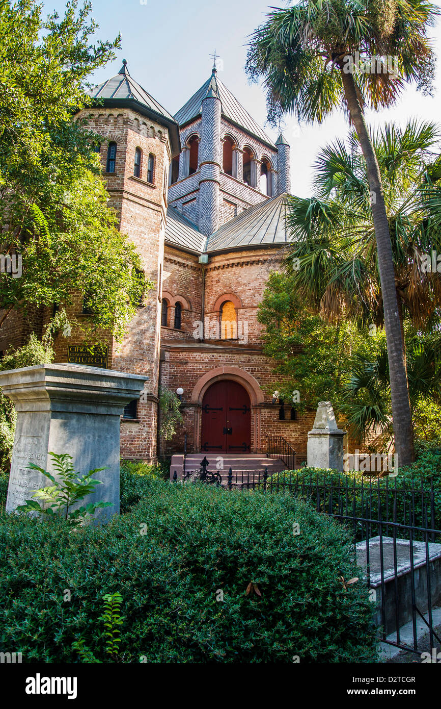 Un vecchio brown chiesa di mattoni tra le palme a Charleston, Carolina del Sud Foto Stock