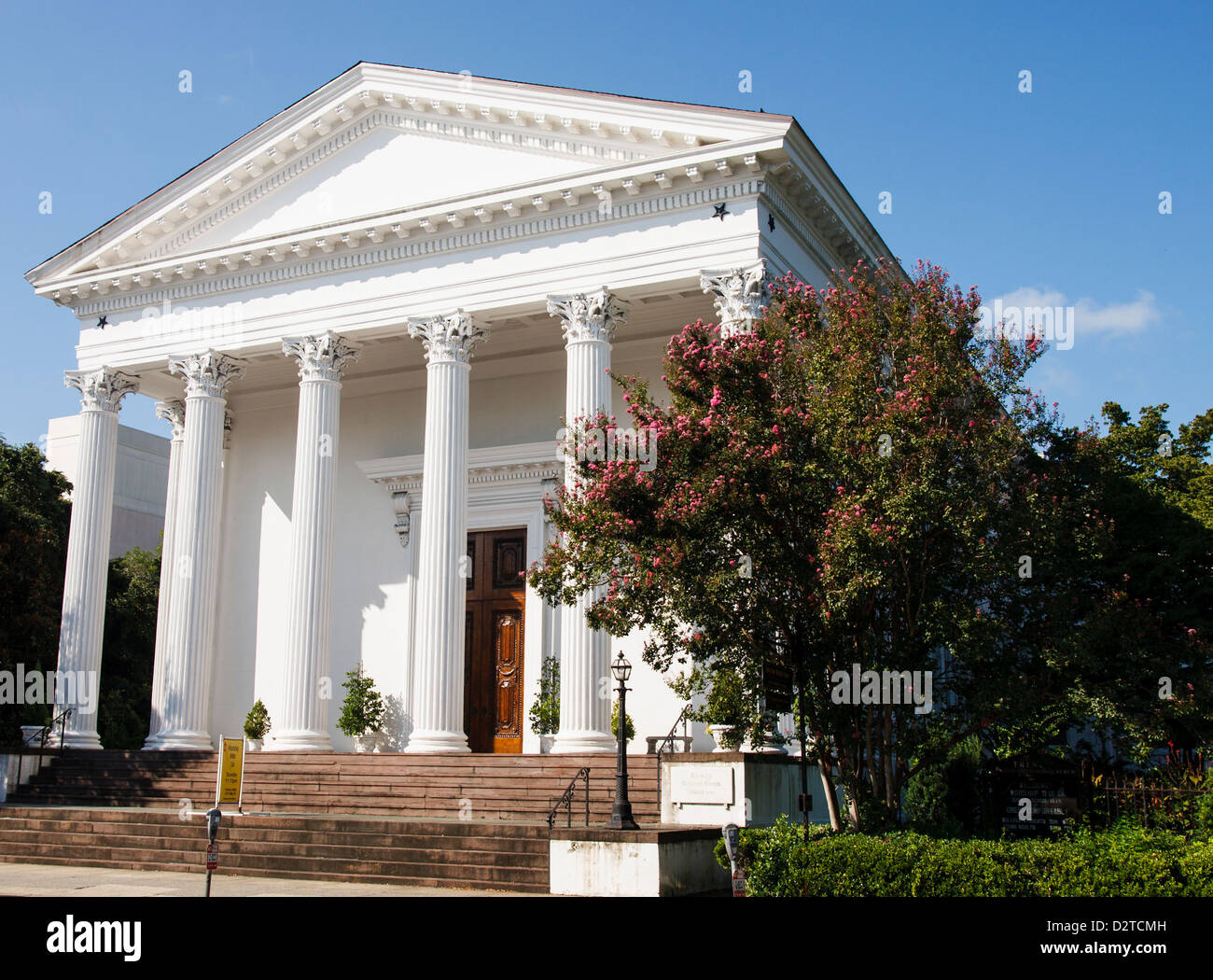 Una vecchia chiesa metodista di Charleston, Carolina del Sud con colonne bianche Foto Stock
