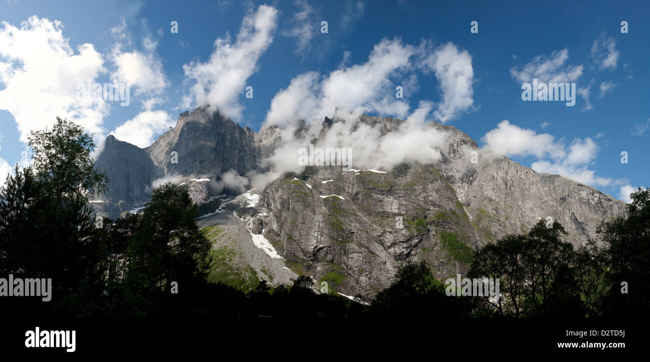 Vista panoramica del Troll parete e Trolltindane nella valle Romsdalen, Møre og Romsdal, Norvegia. Foto Stock