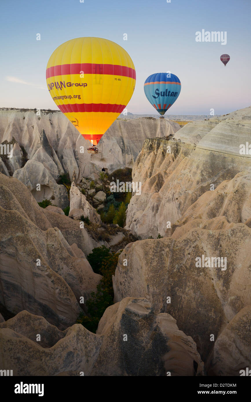 In mongolfiera ad aria calda con propano candele su un ripido canalone di eroso tufo vulcanico in Cappadocia Turchia Foto Stock