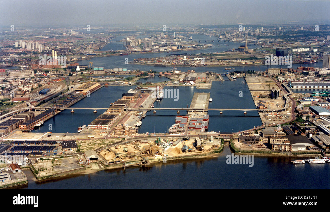 Rara veduta aerea di Docklands & West India Dock prima di Canary Wharf in East London - Giugno 1986. Foto Stock