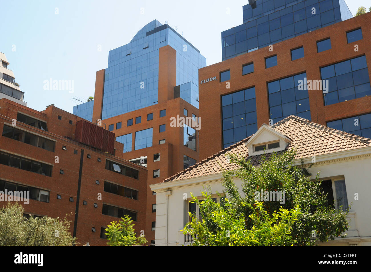Ufficio moderno blocchi, edificio del periodo, Santiago. Foto Stock