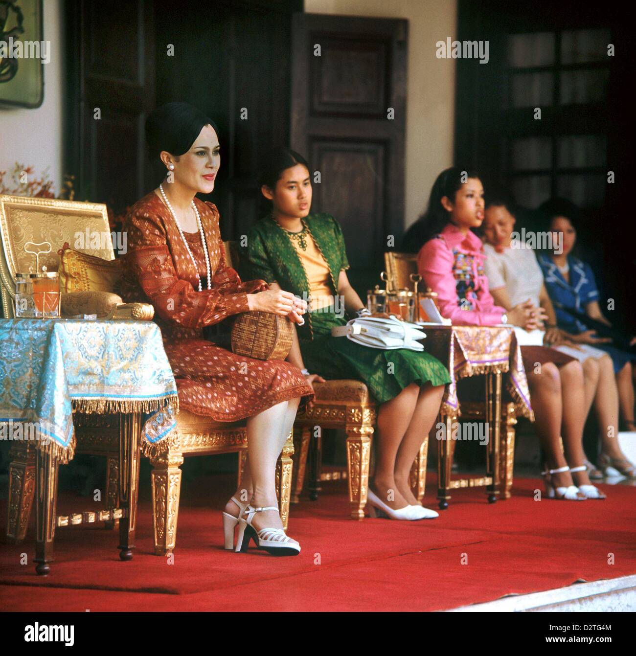 Queen Sirikit della thailandia con le sue figlie Princess Sirinhorn (2. da sinistra) e la principessa Chulabhorn (3. da sinistra). File non datata immagine. Foto Stock