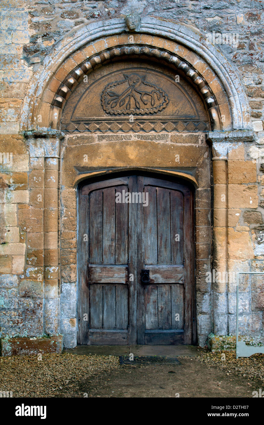 La porta nord, la chiesa di San Pietro, Dumbleton, Gloucestershire, Regno Unito Foto Stock
