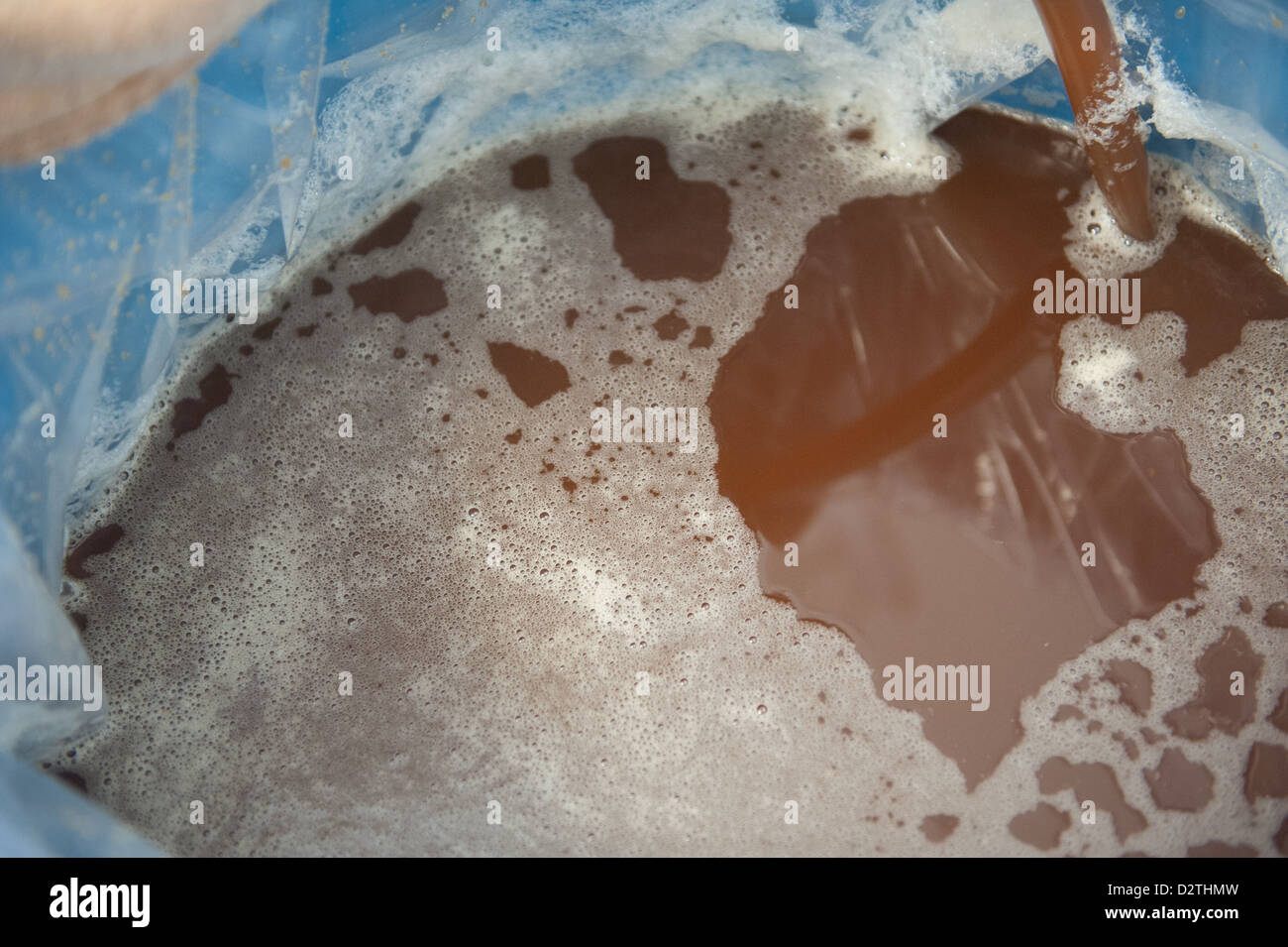 Mele, succo di mela e sidro premere in corrispondenza di un disco sidro distillery Foto Stock