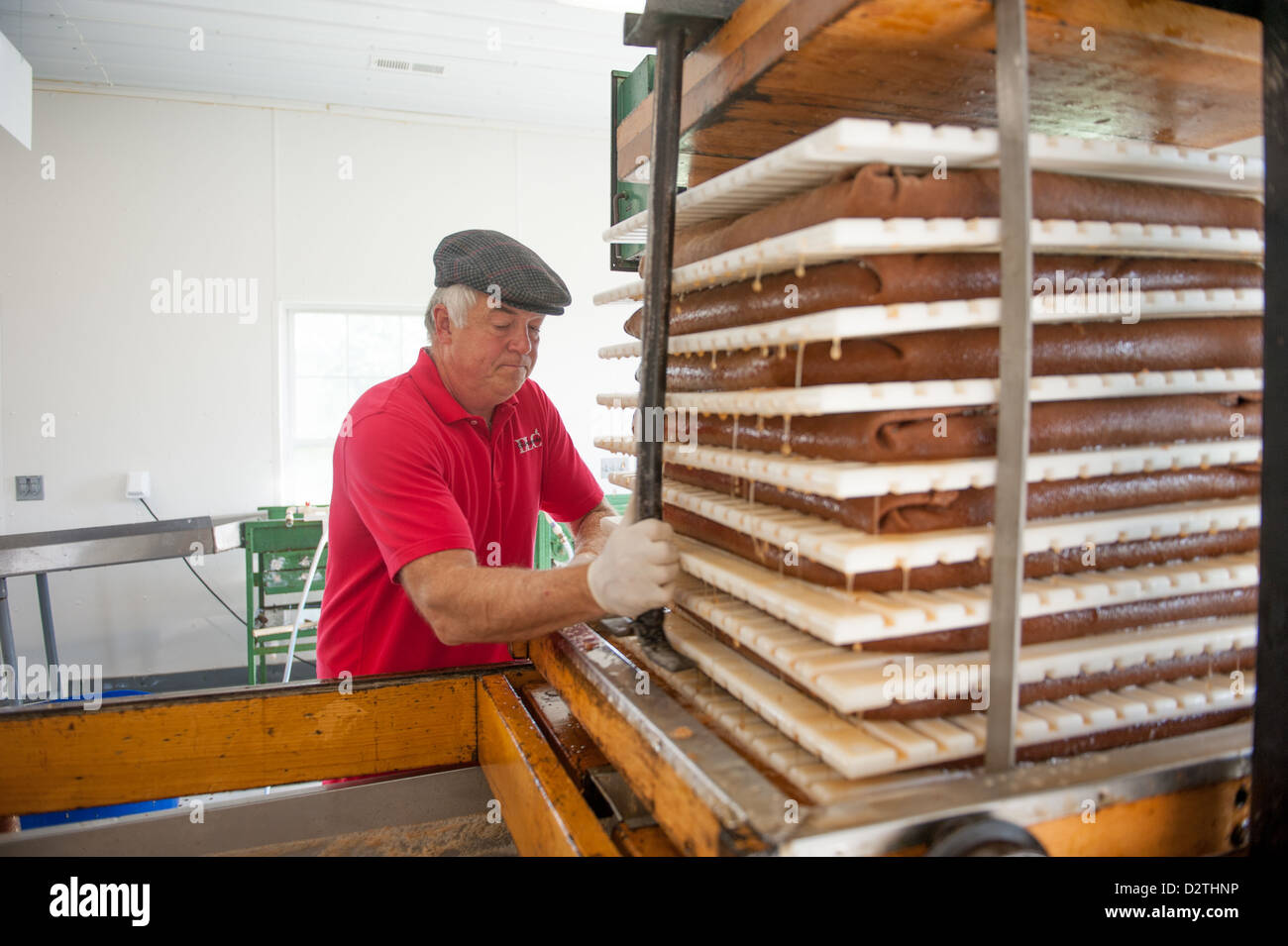 Mele, succo di mela e sidro premere in corrispondenza di un disco sidro distillery Foto Stock