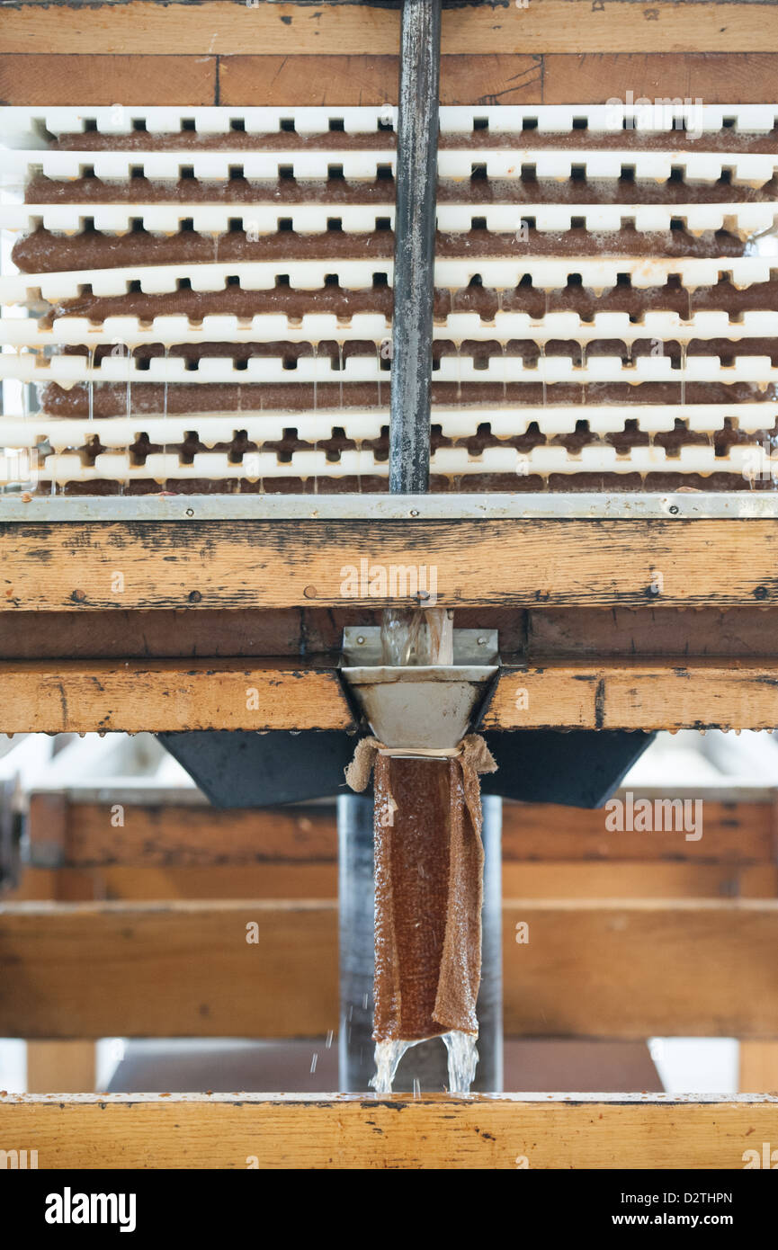 Mele, succo di mela e sidro premere in corrispondenza di un disco sidro distillery Foto Stock