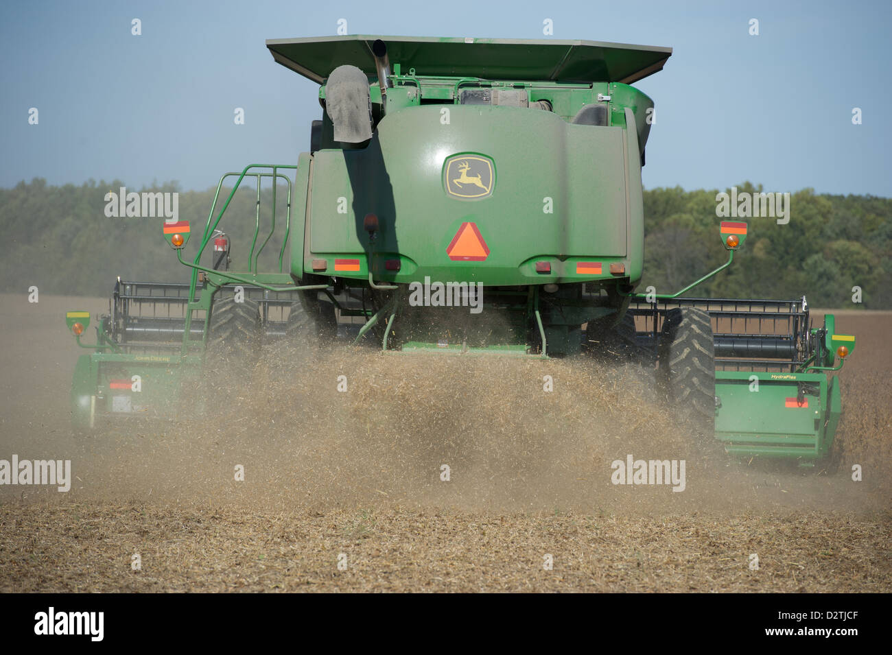 Combinare la raccolta raccolto di grano in un agriturismo Foto Stock