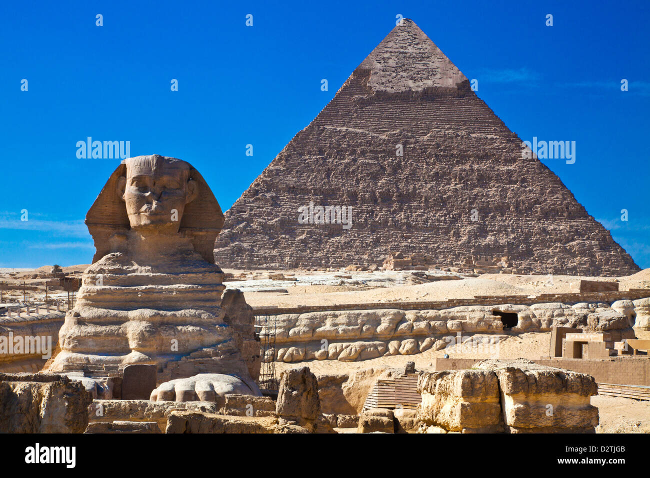 La piramide di Khafre, noto anche come Chephren e la Sfinge a La necropoli sull'altopiano di Giza vicino al Cairo, Egitto Foto Stock