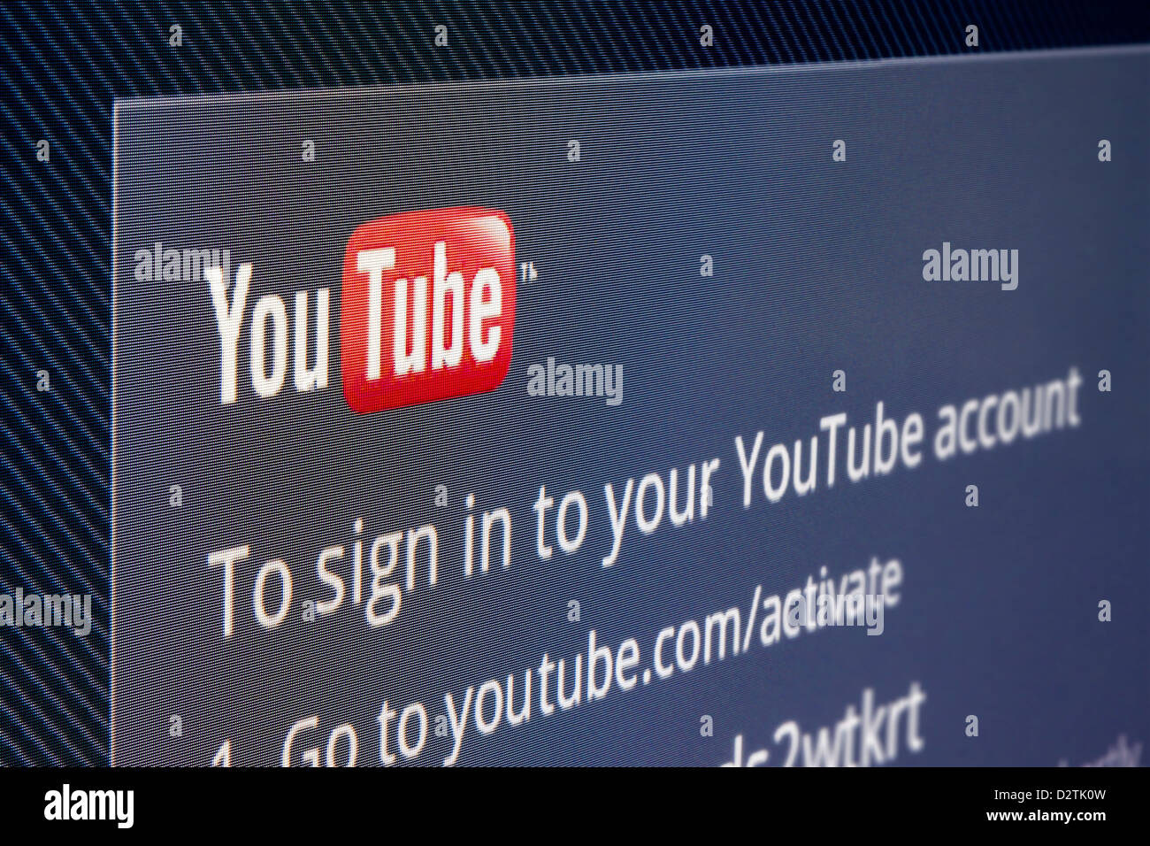 L'app YouTube icona sullo schermo di un televisore. YouTube è il mondo più riconosciuto sito di condivisione video, istituito nel 2005. Foto Stock