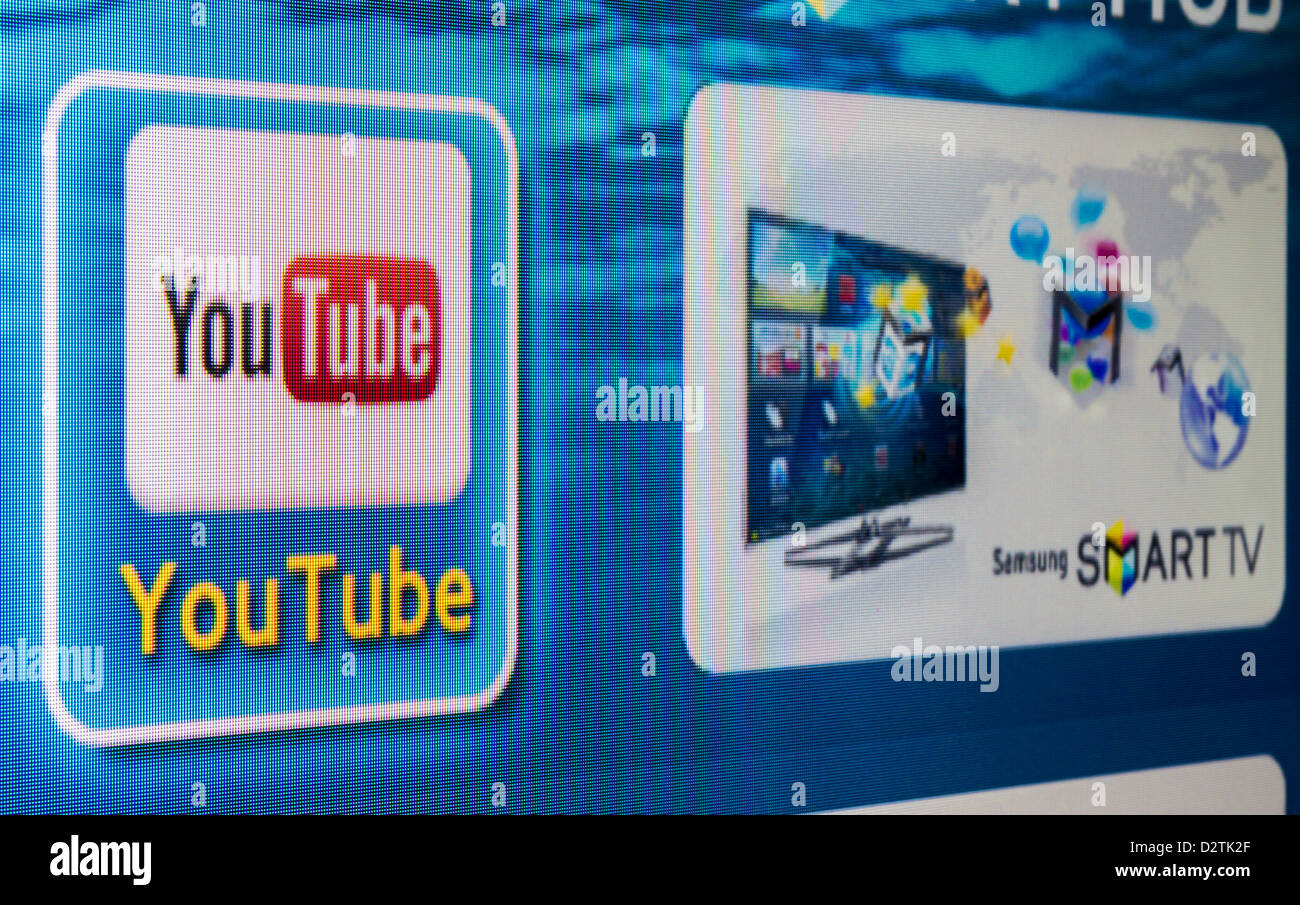 L'app YouTube icona sullo schermo di un televisore. YouTube è il mondo più riconosciuto sito di condivisione video, istituito nel 2005. Foto Stock