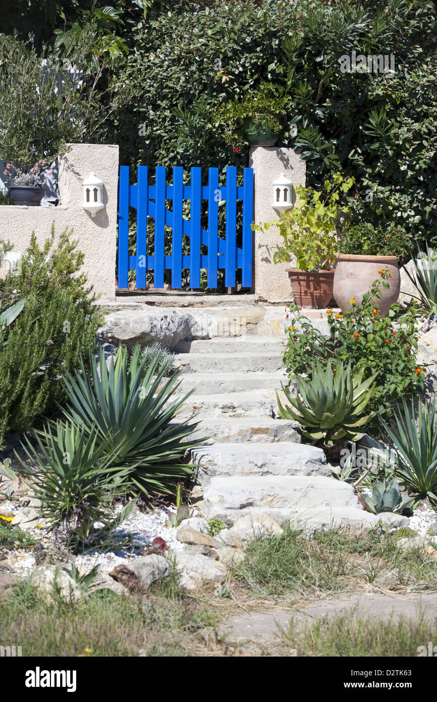 In legno di colore blu garden gate ad un cottage nel sud della Francia, Gruissan Foto Stock