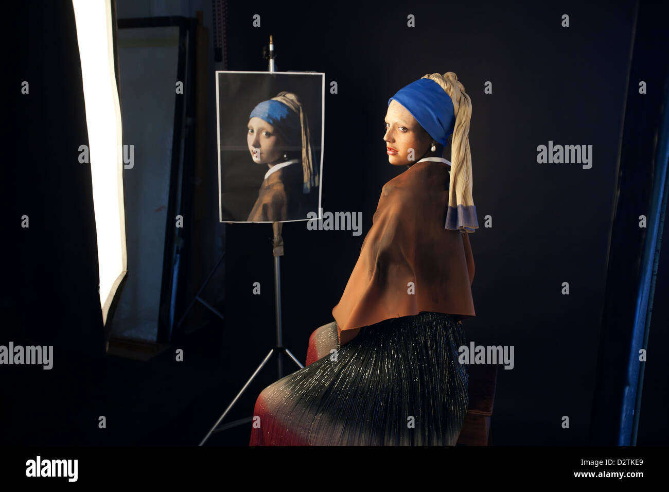 L'attrice dipinto e vestito come Ragazza con un orecchino di perla del pittore Johannes Vermeer. Foto Stock