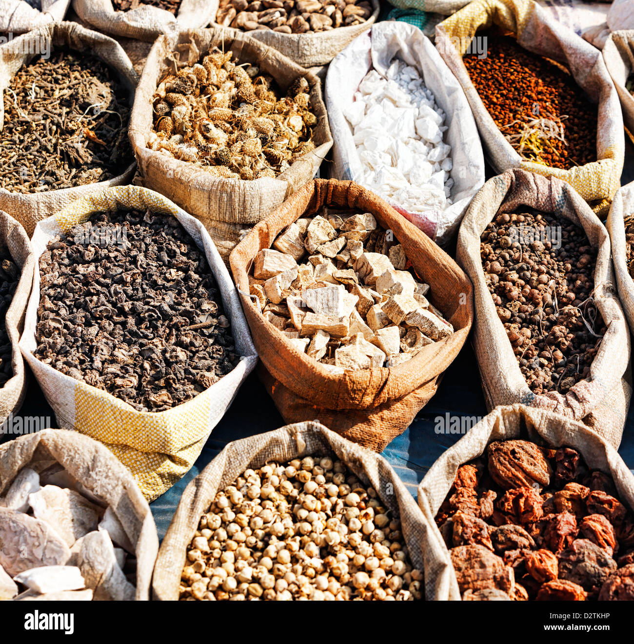Varietà di spezie nel mercato locale in Pushkar. Rajasthan, India, Asia Foto Stock