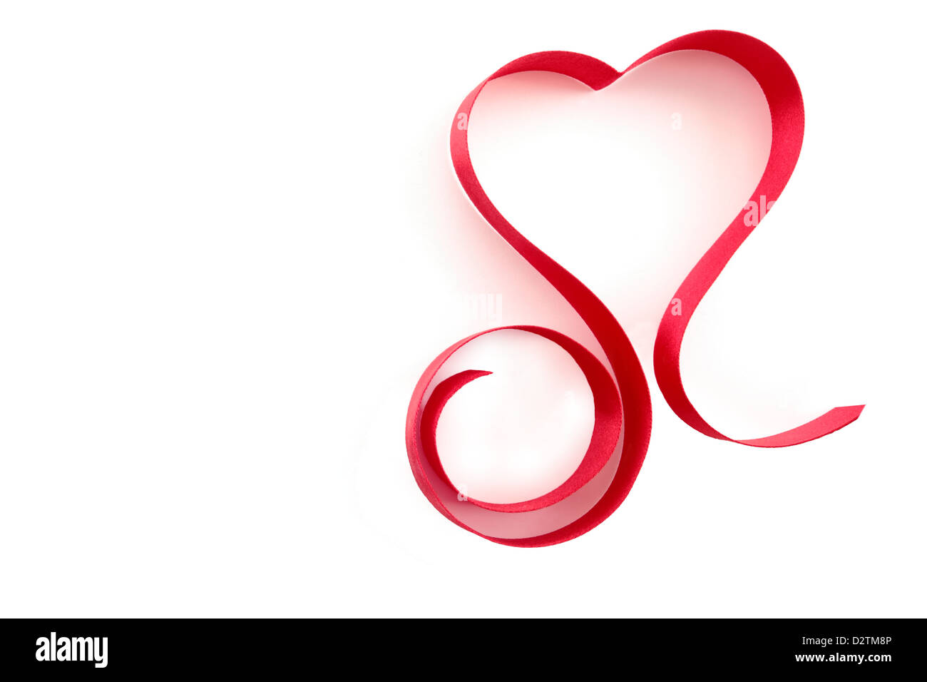 Nastro rosso forma di cuore isolato su un puro sfondo bianco con copia spazio. Foto Stock