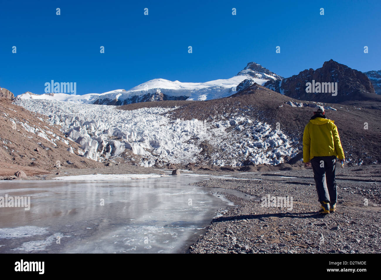 Escursionista presso un ghiacciaio nel parco Aconcagua, le montagne delle Ande, Argentina, Sud America Foto Stock