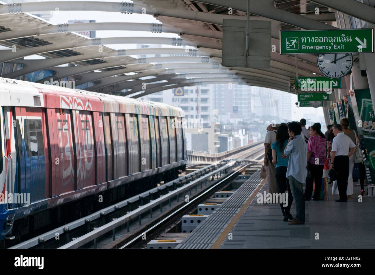 Bangkok, Thailandia, in attesa di passeggeri sulla piattaforma di Phloen Chit Skytrain Foto Stock