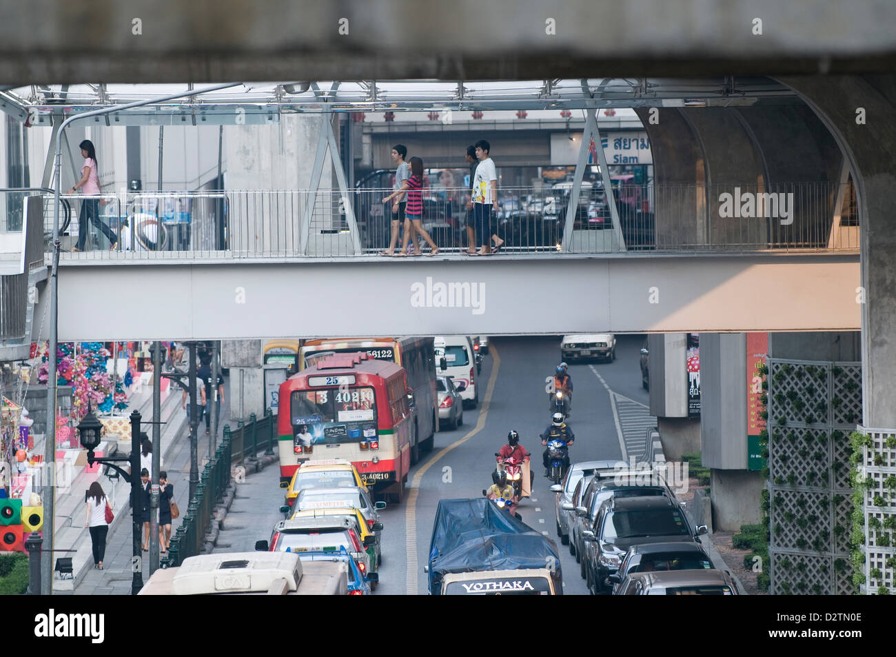 Bangkok, Thailandia, la gente sulla passerella per la stazione Siam Foto Stock