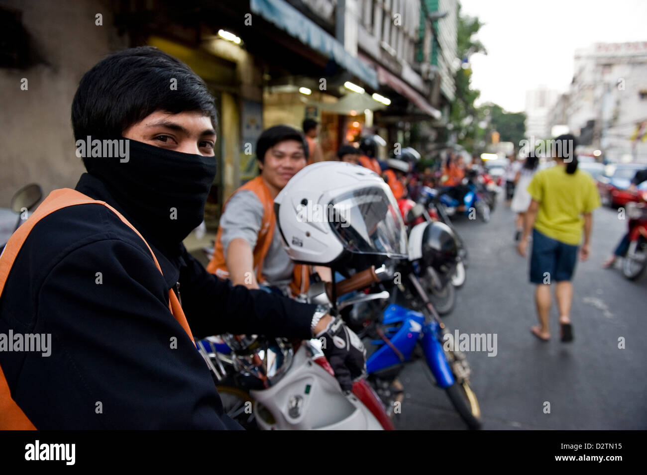 Bangkok, Thailandia, moto tassisti all'angolo di Sukhumvit Soi 33 Foto Stock