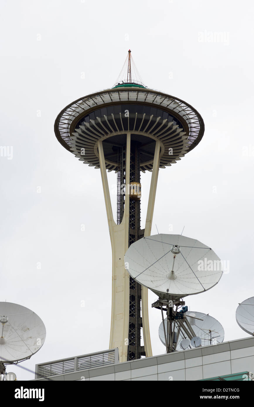 Lo Space Needle con antenne paraboliche ,Seattle, Washington, Stati Uniti d'America Foto Stock
