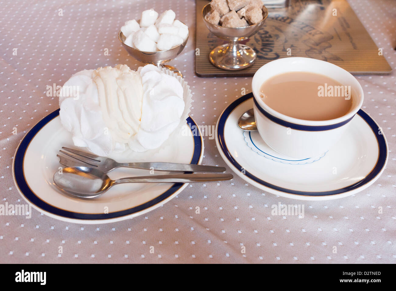 Snack pomeridiano in un tradizionale British tea room, la tazza di tè e una crema meringa Foto Stock