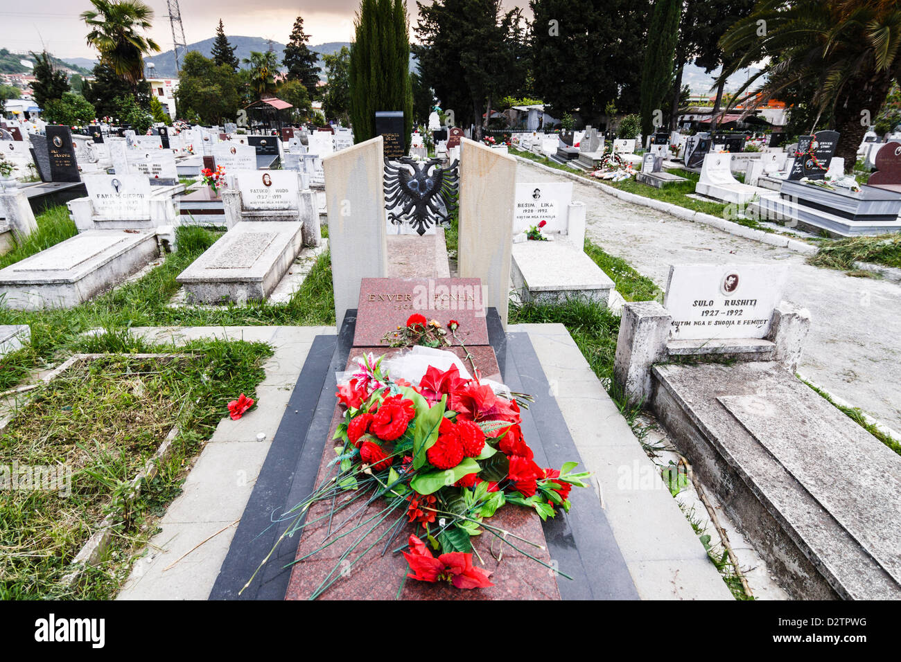 Tomba di Enver Hoxha dittatore comunista di Albania presso il Cimitero di Sharra dove il suo corpo è stato spostato senza grandezza nel 1992. Foto Stock