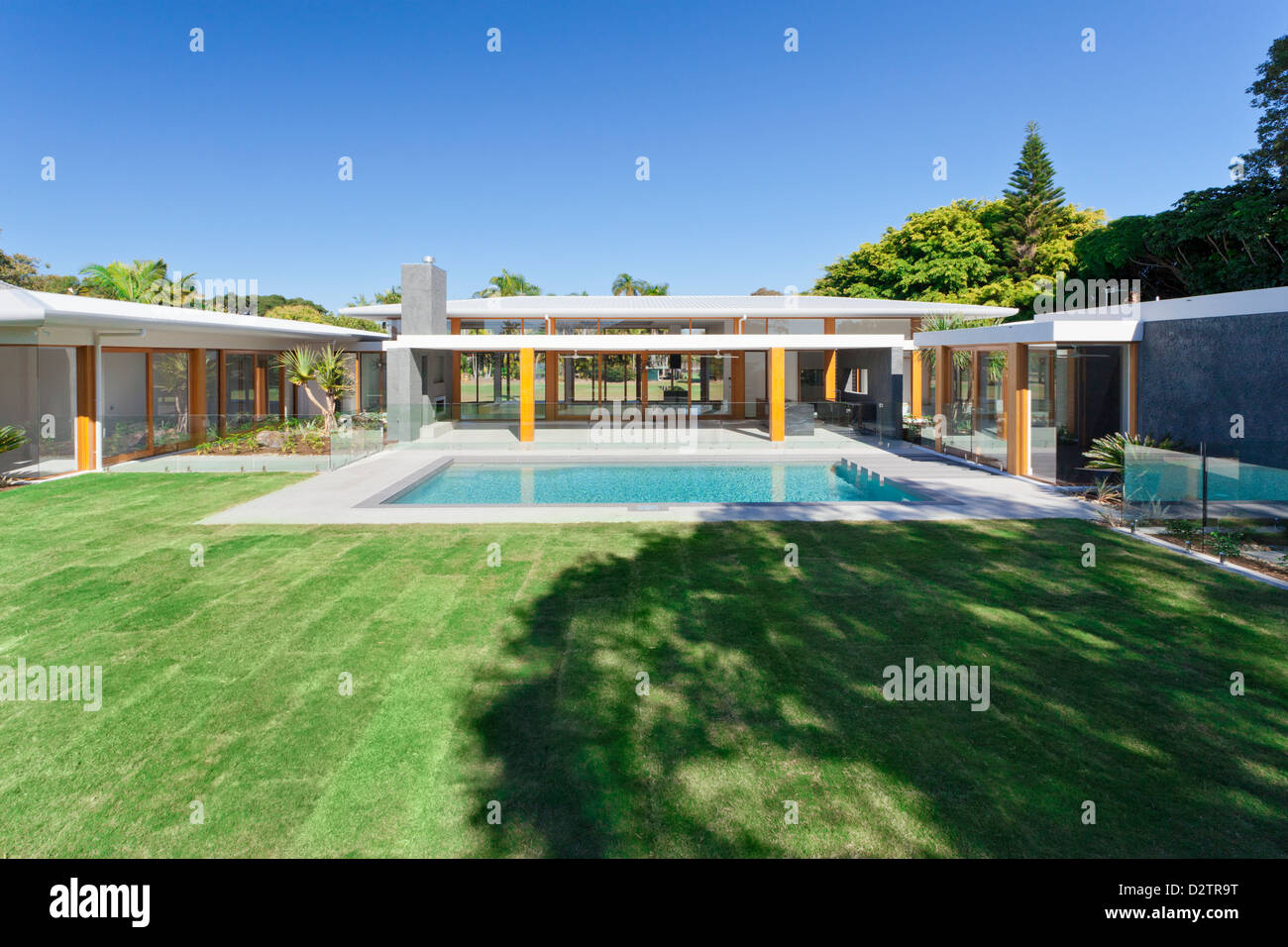 Cortile moderno con piscina in Australian mansion Foto Stock