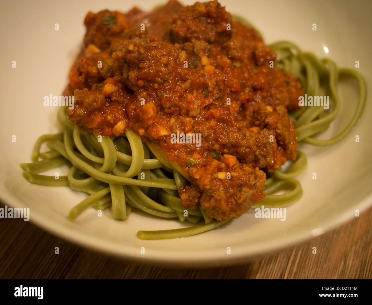 Gli spinaci verde gli spaghetti e salsa a base di carne Foto Stock