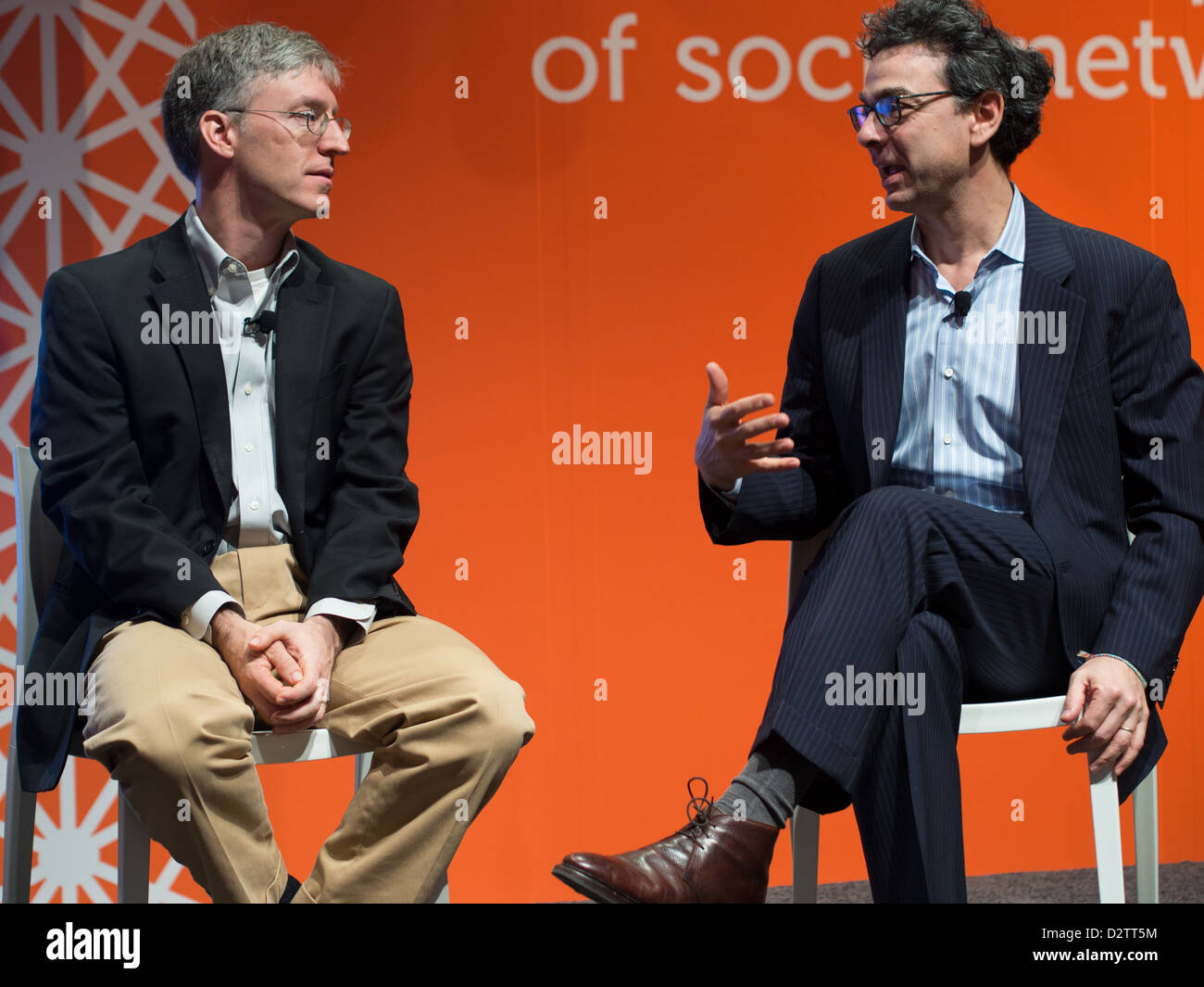 Freakonomics coautori e podcaster Stephen Dubner e Steven Levitt chat sul palco durante il mondo dell 2012 conferenza Foto Stock