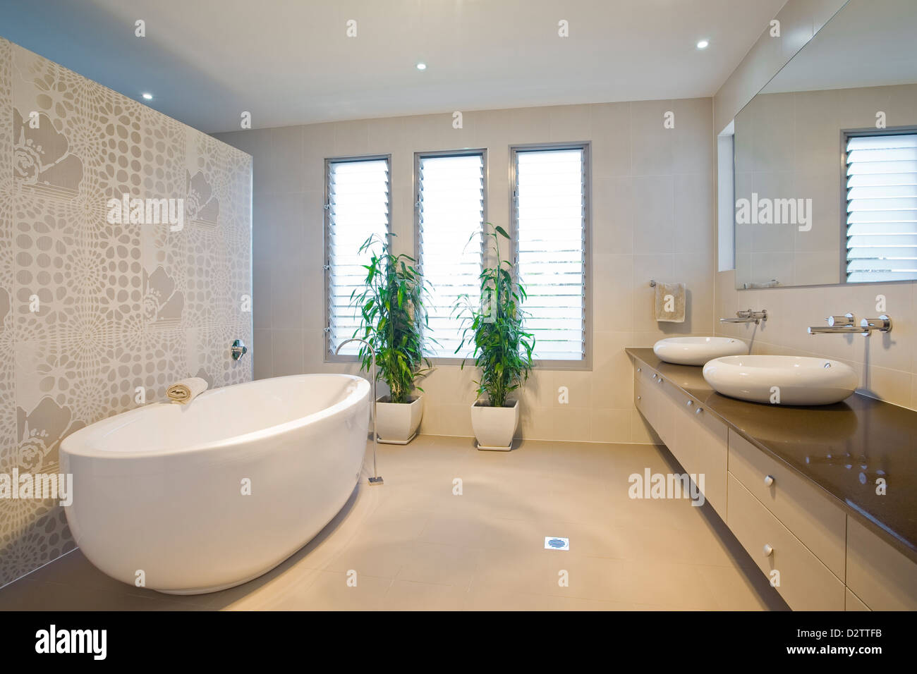 Bagno di lusso con doppi lavandini Foto Stock