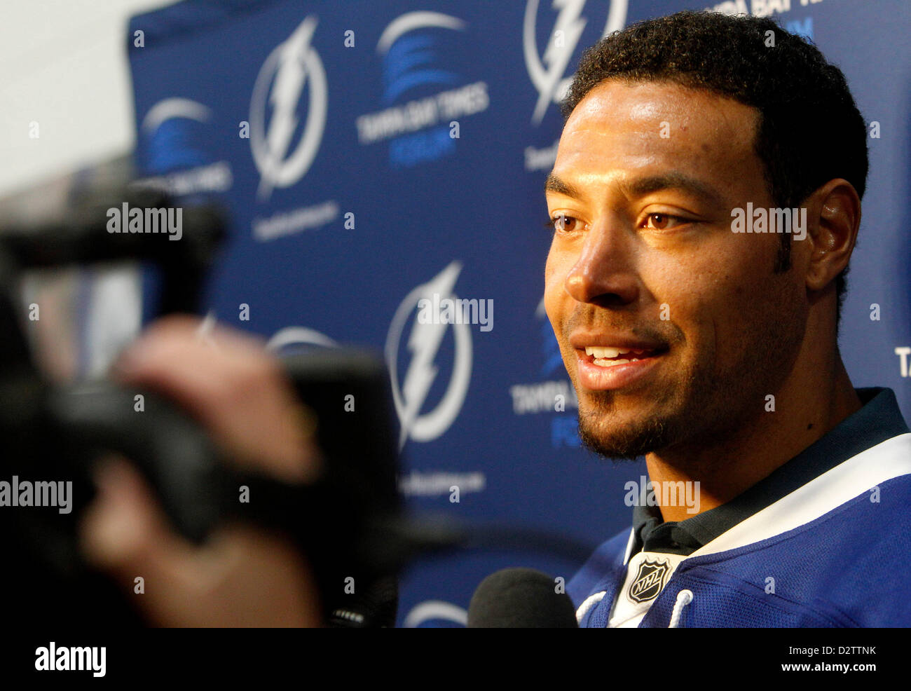 1 febbraio 2013 - Tampa, Florida, Stati Uniti - DIRK SHADD | Orari .Tampa Bay Buccaneers wide receiver Vincent Jackson parla con i supporti prima che il fulmine prendere a Winnipeg getti a Tampa Bay Times Forum di Tampa venerdì sera 02/01/13. Il fulmine ha collaborato con Jackson e la sua fondazione, Jackson in azione 83 Foundation, per aiutare le famiglie militari e i relativi enti di beneficenza nella Bay Area. Jackson potrà fornire biglietti per tonightÃ•s gioco per un certo numero di gruppi, inclusi ma non limitati a, MacDill Air Force Base 6 Aria Mobilità ala, Comando Centrale degli Stati Uniti/SOCENT, noi funzionamento speciale Foto Stock