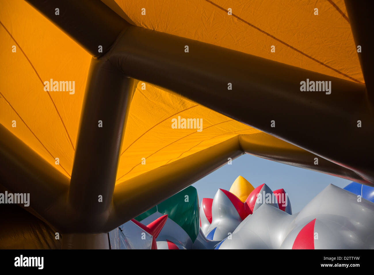 Exxopolis Luminarium -giallo e tetto esterno del viaggio gonfiabile mostra d'arte da parte di architetti di aria Foto Stock