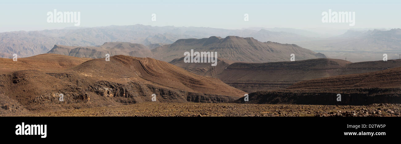 Ampio panorama di vista sulle montagne Atlas Marocco mostra diversi strati entro l'orizzonte Foto Stock