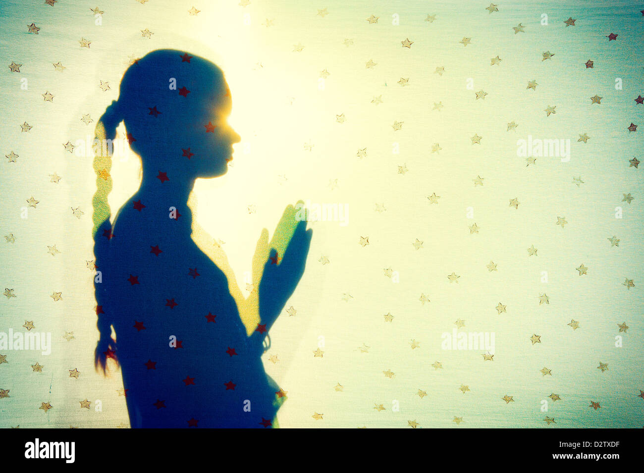 Ragazza indiana pregando ombra su una stella scialle. India Foto Stock