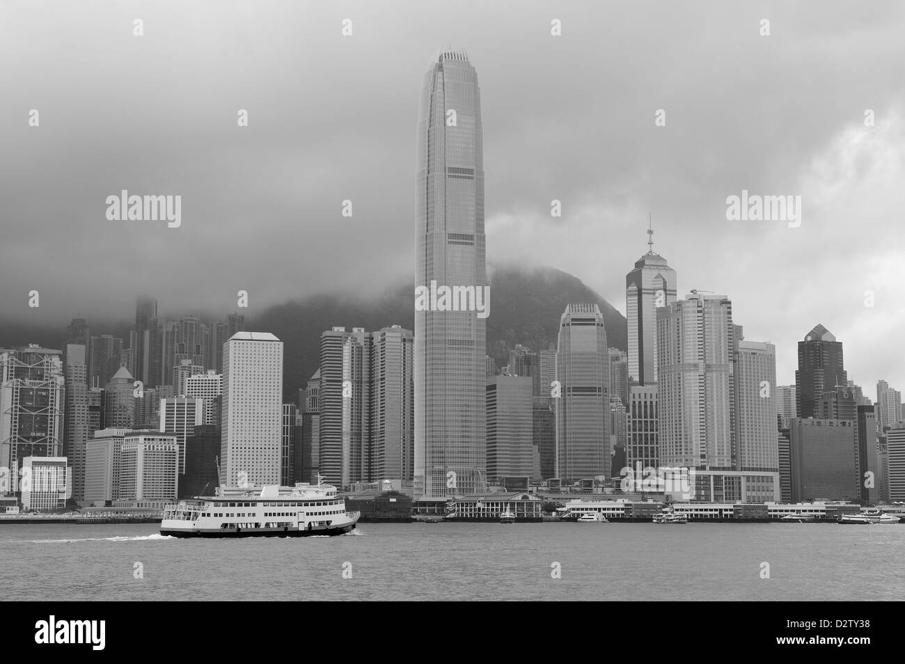 Skyline di Hong Kong con le barche nel porto Victoria in bianco e nero. Foto Stock