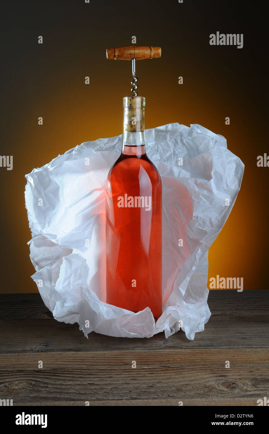 Bottle wine wrapped in paper immagini e fotografie stock ad alta  risoluzione - Alamy